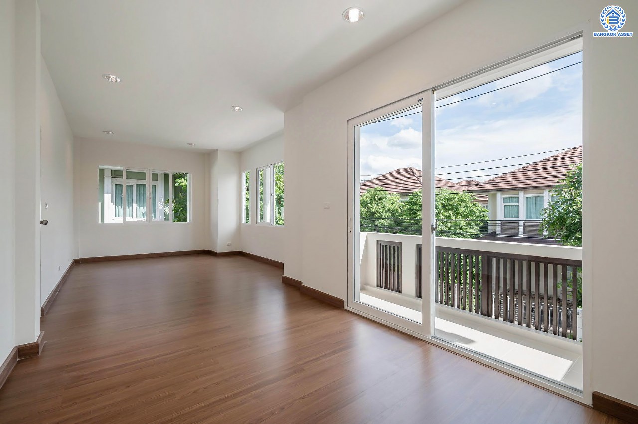 บ้านมือสองตกแต่งใหม่ โครงการ เดอะซิตี้2 พระราม5-ราชพฤกษ์ เนื้อที่ 62.5 ตร.ว. ดีไซน์ตอบทุกไลฟ์สไตล์ ฟังก์ชัน 3 ห้องนอน 3 ห้องน้ำ จอดรถได้ 2 คัน บนทำเลติดถนนใหญ่ เชื่อมต่อทุกเส้นทาง ใกล้จุดขึ้นทางด่วน "ศรีรัช" รายล้อมด้วยสิ่งอำนวยความสะดวกมากมาย